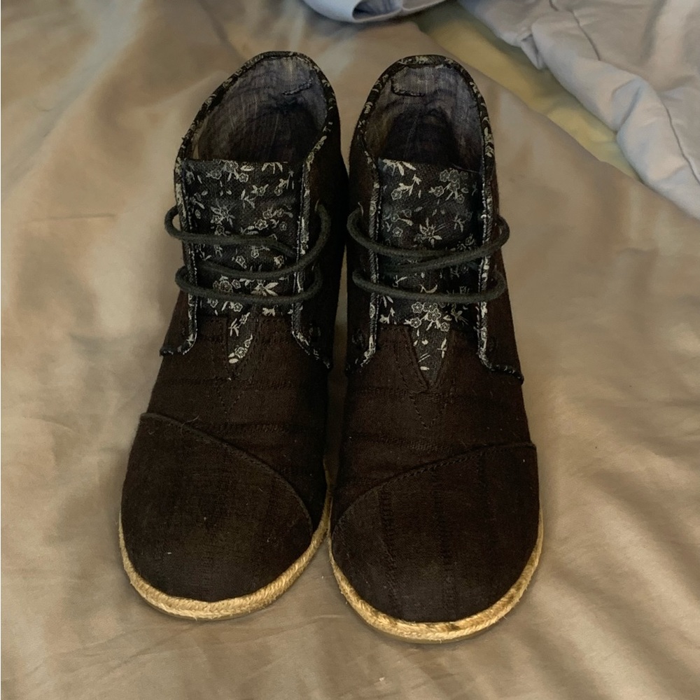 Toms Wedges closed toe black with floral detail | size 8
